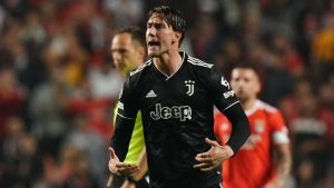 Vlahović Vicino al Ritorno alla Fiorentina: Accordo Raggiunto, Džeko Pronto ad Affiancarlo — La Viola Costruisce un Attacco da Sogno