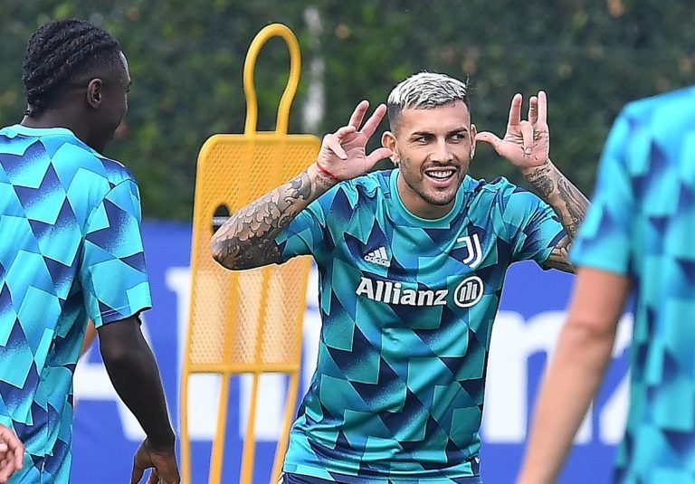 leandro-paredes-realzia-una-mueca-en-el-entrenamiento-previo-al-juventus-maccabi-haifa-de-champions-league-2022-23--efe-alessandro-di-marco