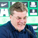 09.03.2026, Niedersachsen, Wolfsburg: Fußball: Bundesliga, Pressekonferenz VfL Wolfsburg, Volkswagen Arena. Dieter Hecking, neuer Trainer beim VfL Wolfsburg, spricht während einer Pressekonferenz. Foto: Moritz Frankenberg/dpa - WICHTIGER HINWEIS: Gemäß den Vorgaben der DFL Deutsche Fußball Liga bzw. des DFB Deutscher Fußball-Bund ist es untersagt, in dem Stadion und/oder vom Spiel angefertigte Fotoaufnahmen in Form von Sequenzbildern und/oder videoähnlichen Fotostrecken zu verwerten bzw. verwerten zu lassen. +++ dpa-Bildfunk +++